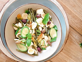 Orecchiette con verdure di primavera e olive