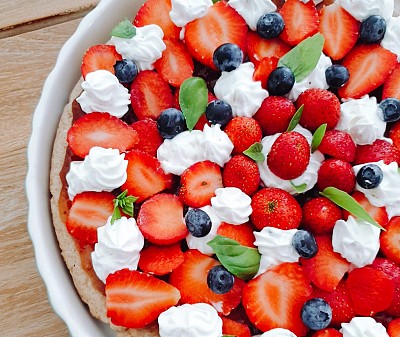 Tart with strawberries and basil