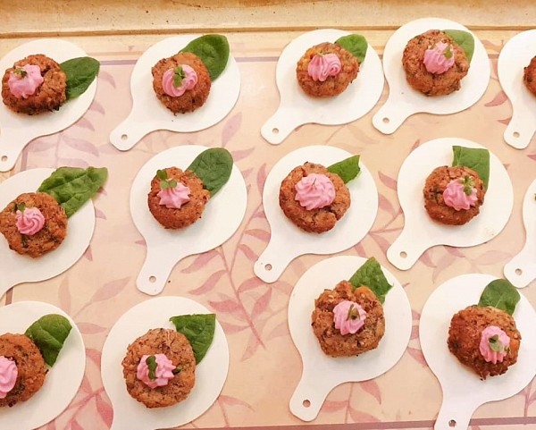Foto - Polpettine di verdure con maionese rosa