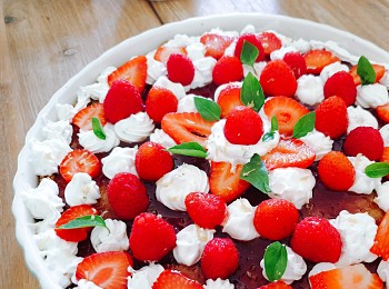 Crumble tart with strawberries and vegetable cream with basil