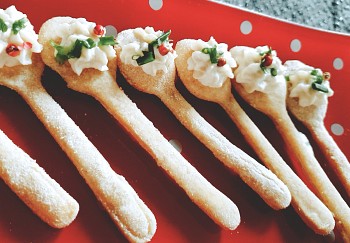 Crunchy spoons with cashewnut spread