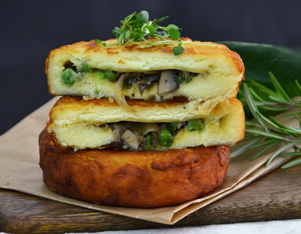 Foto - Filled Potato Cakes with mushrooms and peas